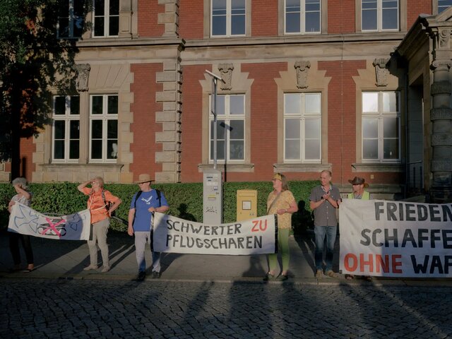 تجمع مخالفان جنگ در آلمان (شمشیرها را به گاوآهن تبدیل کنید) آلمانیها نمیخواهند به طرفی در جنگ اوکراین تبدیل شوند