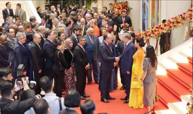 حضور سفیر ایران در هفتادمین سالگرد روز استقلال ویتنام دعوت از رئیسجمهور ویتنام برای سفر به ایران