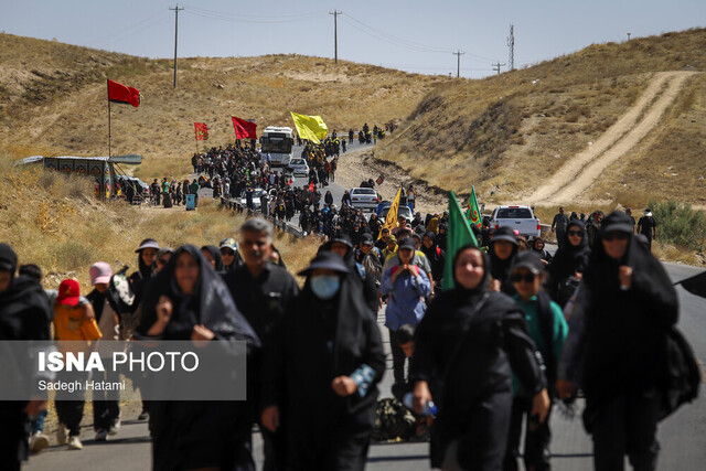 عکس از آرشیو ورود ۱۰۰ هزار زائر پیاده به مشهد در روز شهادت امام رضا(ع)