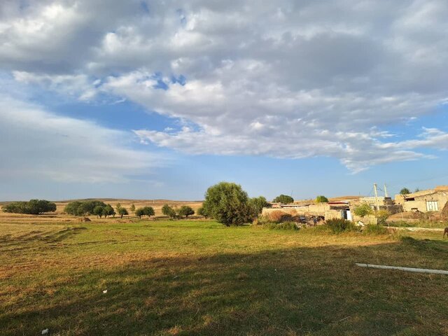 روستای «میدان» خوی محصور در بین کوه‌های ماهوری شکل