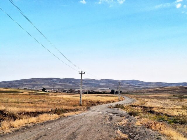 روستای «میدان» خوی محصور در بین کوه‌های ماهوری شکل