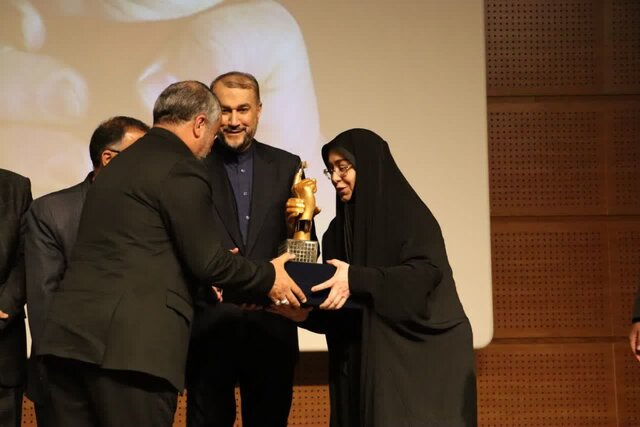 تصویر شهید امیرعبداللهیان در هشتمین اجلاسیه مجاهدان در غربت- شهریور 1402 دامغان رونمایی از مزار نمادین و سردیس شهید امیرعبداللهیان در دامغان