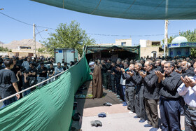 اقامه نماز جماعت با حضور عزاداران در مراسم آیین نخل برداری روز شهادت امام رضا(ع) در روستای علی آباد شهرستان تفت - استان یزد