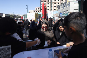 پذیرایی موکب جوانان رضوی از زائرین امام رضا (علیه‌السلام)