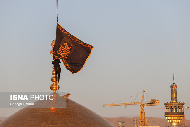 عکس از آرشیو پرچم گنبد حرم مطهر رضوی به رنگ سیاه درآمد