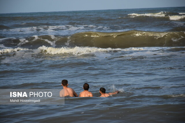 نجات ۳۷ گردشگر توسط ناجیان غریق در آبهای ساحلی آستارا
