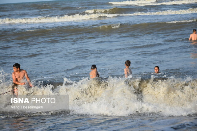 نجات ۳۷ گردشگر توسط ناجیان غریق در آبهای ساحلی آستارا