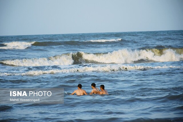 نجات ۳۷ گردشگر توسط ناجیان غریق در آبهای ساحلی آستارا