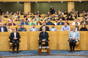 از راست:  محمدرضا ظفرقندی وزیر بهداشت درمان و آموزش پزشکی، مسعود پزشکیان رئیس جمهور و محمد رئیس زاده رئیس کل سازمان نظام پزشکی کشور در بزرگداشت روز پزشک و داروساز