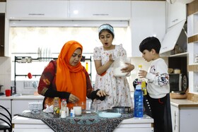 مائده با کمک کودکانش آشپزی می‌کند  - خانواده ایرانی؛ پاسندی