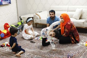 بازی احمد و مائده با کودکانشان، به نوعی کار اشتراکی را به آن‌ها آموزش می‌دهد - خانواده ایرانی؛ پاسندی