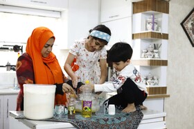 مائده به بچه‌ها آشپزی کردن آموزش می‌دهد - خانواده ایرانی؛ پاسندی