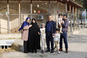 فاطمه، امیر و مهدی به همراه پدربزرگ و مادربزرگشان به زیارت امامزاده «روشن‌آباد» رفته‌اند - خانواده ایرانی؛ پاسندی