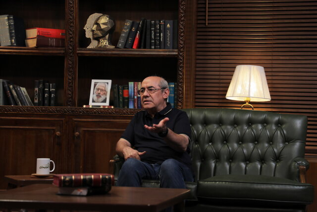 «اولین موضع دولت درباره اتباع»، «شلیک در محله ۱۳ آبان»، و «توصیه کمال تبریزی به وزارت ارشاد»