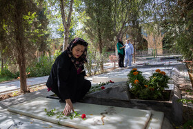 شبنم مقدمی در مراسم حضور جمعی از سینماگران در قطعه هنرمندان