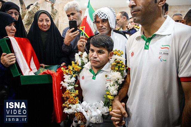 ویدیو/ اهتزاز پرچم یا امالبنین در مراسم استقبال از پارالمپیکیهای خوزستان ویدیو/ اهتزاز پرچم یا امالبنین در مراسم استقبال از پارالمپیکیهای خوزستان