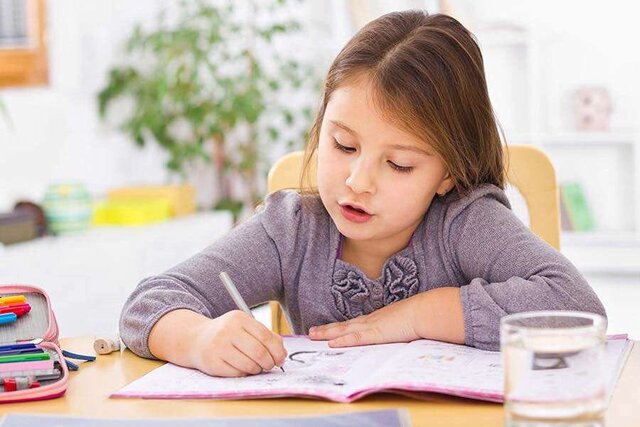 ۸ آسیبی که مشق نوشتن نامناسب سر بچه ها می آورد ۸ آسیبی که مشق نوشتن نامناسب سر بچه ها می آورد