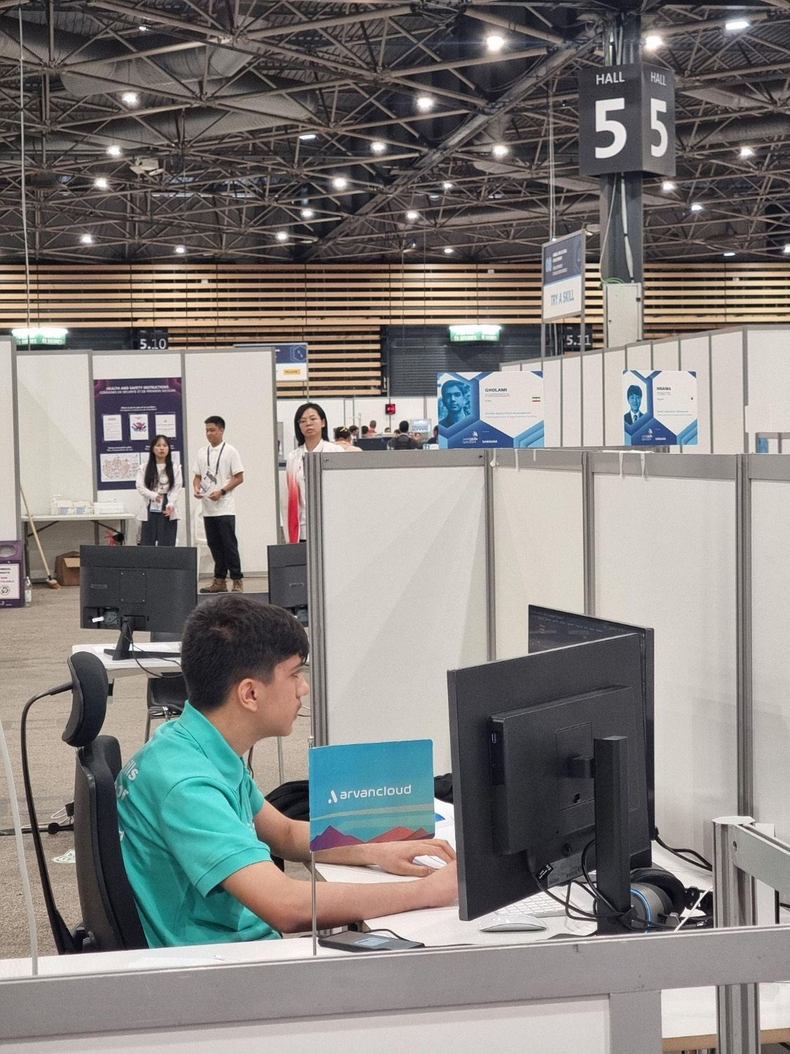 اهتزاز پرچم ایران در شب افتتاحیهی مسابقات جهانی ۲۰۲۴ لیون /شروع مسابقات جهانی مهارت با نمایندگان رشتههای آیتی