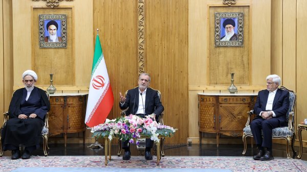 تقویت وحدت و انسجام فیمابین از اهداف مهم و تدوین سند راهبردی جامع بلندمدت توسعه روابط ازمهمترین دستاوردهای سفر عراق بود تقویت وحدت و انسجام فیمابین از اهداف مهم و تدوین سند راهبردی جامع بلندمدت توسعه روابط ازمهمترین دستاوردهای سفر عراق بود