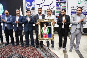 تجلیل از ناصر چاووشی، رئیس هیأت ورزشهای نابینایان و کمبینایان استان اصفهان به نیابت از سید میثم بنیطبا، قهرمان و دارنده مدال نقره در رشته پاراجود نابینان در پارالمپیک پاریس ۲۰۲۴