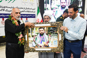 تجلیل از پدر زنده یاد رشید مسجدی، قهرمان مسابقات جهانی پاریس و بازیهای پاراآسیایی هانگژو چین در پرتاب وزنه