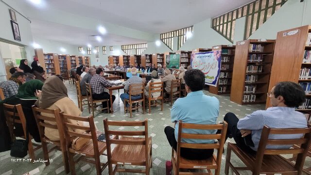 شاعران جوان از قافیه و ردیفهای تازه استفاده کنند