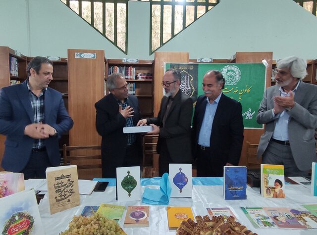 شاعران جوان از قافیه و ردیفهای تازه استفاده کنند