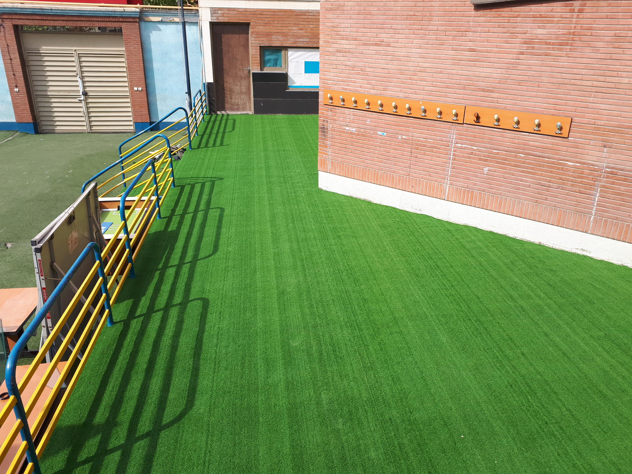 ایمنسازی حیاط مدرسه با چمن مصنوعی