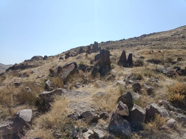 گنجیابها کتیبه خط میخی در شمال غرب ایران را تخریب کردند + ویدئو