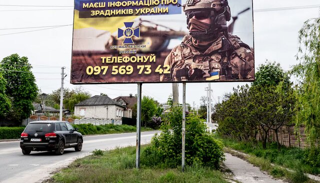 بیلبورد جذب سرباز در اوکراین ال پائیس: تعداد مردانی که به خارج از اوکراین فرار میکنند رو به افزایش است