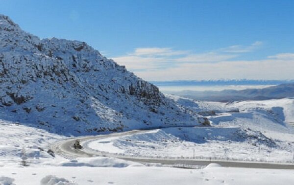 عکس آرشیوی است تعریض و بهسازی محور سپیدان ـ کمهر