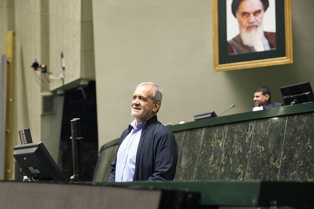 حضور رئیسجمهور برای تقدیم لایحه بودجه ۱۴۰۴ در صحن مجلس حضور رئیسجمهور برای تقدیم لایحه بودجه ۱۴۰۴ در صحن مجلس