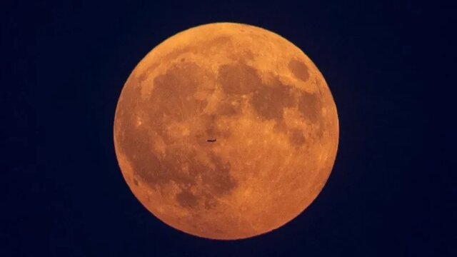 تصاویر ماهگرفتگی جزئی بامداد چهارشنبه در کشورهای جهان