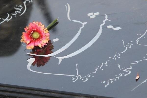 ویژه برنامه های بسیج شهرداری تهران در هفته دفاع مقدس/ احیای رنگ قبور مزار شهدای گمنام مناطق ویژه برنامه های بسیج شهرداری تهران در هفته دفاع مقدس/ احیای رنگ قبور مزار شهدای گمنام مناطق