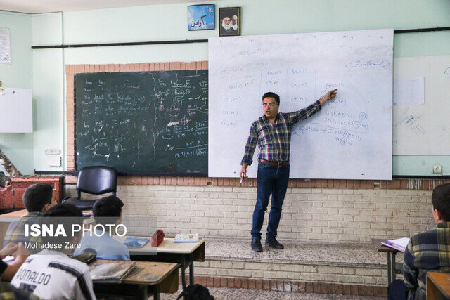 صدور احکام رتبه‌بندی ۱۲۶هزار معلم بازنشسته/پرداخت معوقات معلمان بازنشسته سال‌های ۱۴۰۱ و ۱۴۰۲