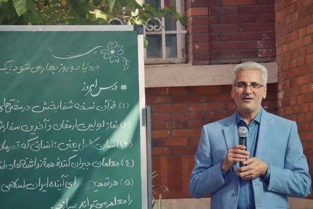 مدیرکل آموزش و پرورش سمنان: دانشآموز و معلم با هم در حال یادگیری هستند