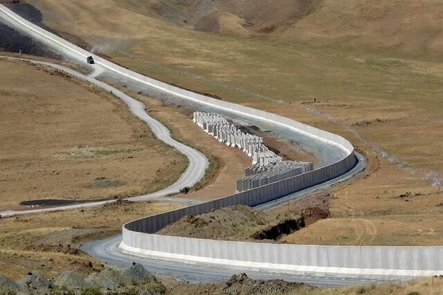 بیش از ۱۰ کیلومتر دیوار در مرز ایران و افغانستان کار گذاشته شده است بیش از ۱۰ کیلومتر دیوار در مرز ایران و افغانستان کار گذاشته شده است