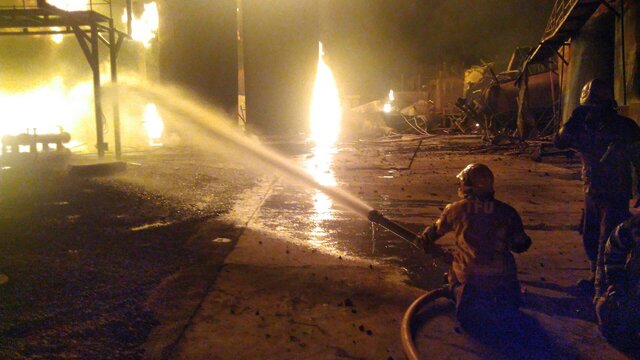 کنترل حریق شهرک صنعتی گرمسار / اعزام ۸۰ آتشنشان از تهران