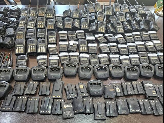 عکس از سایت پلیس کشف ۸۳ بی سیم دستی در پایانه جنوب