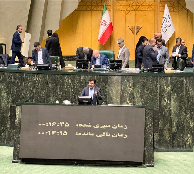 مجلس با استعفای حسینزاده مخالفت کرد مجلس با استعفای حسینزاده مخالفت کرد