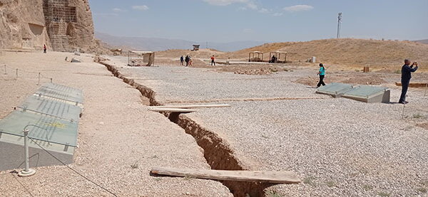 فرونشست زمین هیچ تأثیری بر آرامگاه پادشاهان هخامنشی نقش رستم ندارد فرونشست زمین هیچ تأثیری بر آرامگاه پادشاهان هخامنشی نقش رستم ندارد