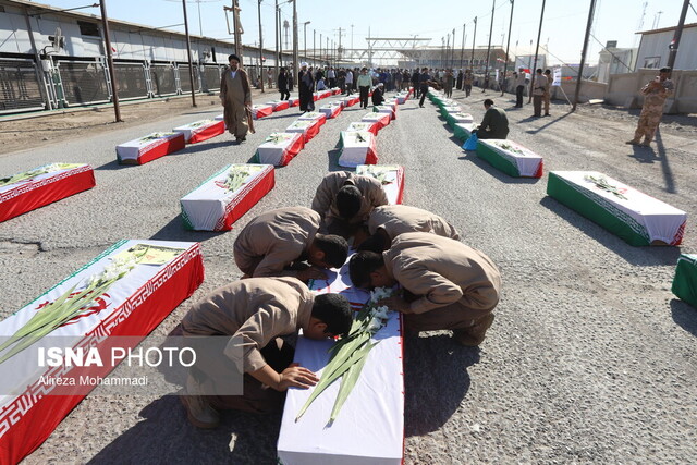 پیکر ۹۸ شهید دفاع مقدس از مرز شلمچه وارد کشور شد