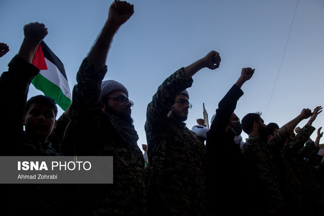 عکس تزئینی است اجتماع «لبیک یا خامنهای» در حرم بانوی کرامت برگزار میشود