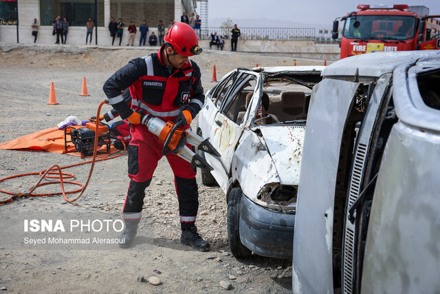 عکس از آرشیو برخورد و سقوط از ارتفاع دو خودرو در جاده ساحلی دزفول