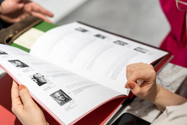 بزرگان از روی دیوار به ما نگاه میکنند!