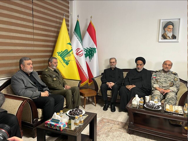 حضور فرمانده کل ارتش در دفتر حزبالله در تهران حضور فرمانده کل ارتش در دفتر حزبالله در تهران