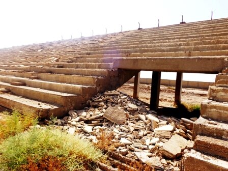 سکوهای ورزشگاه پنج مهر آبادان روایت تلخ عجیبترین میراث ورزشی کشور