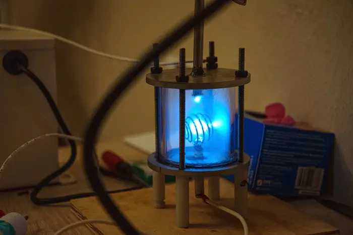 یک جوان ۲۰ ساله در خانهاش سیستم همجوشی هستهای ساخت!