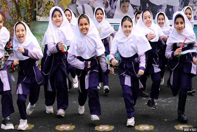 عکس تزیینی است. بعدازظهر، برای دانشآموزان کفش بخرید