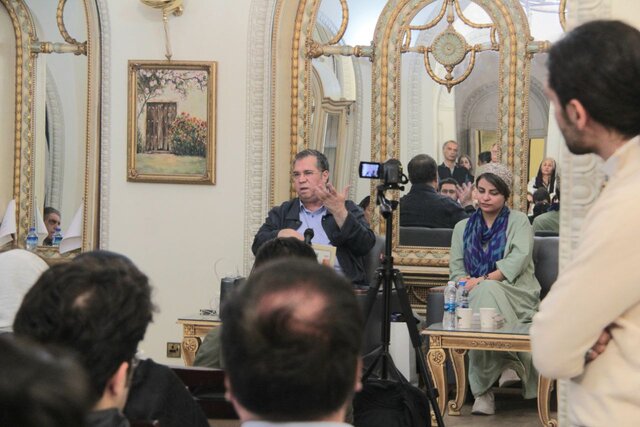 «و کسی نمیداند در کدام زمین میمیرد»